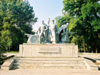  В Ростове памятник советским воинам осквернили свастикой