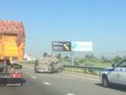 Мужчине разорвало локоть в перевернувшейся после тройного ДТП иномарке под Ростовом на видео