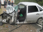 Водитель легковушки погиб в жутком двойном ДТП с отбойником на трассе Ростовской области