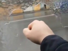 Показательный бой с замерзшими окнами автомобилей устроили жители Ростова на видео