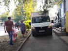 В Ростове мать с детской коляской преследуют нахалы на фургонах