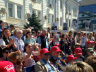 Толпа ростовчан стояла в очереди под палящим солнцем ради бесплатной каши