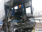 В Ростовской области пассажирский автобус столкнулся с грузовиком, пострадали два человека