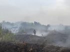 В Ростове на улице Вавилова на большой площади загорелась сухая растительность
