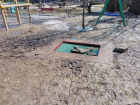 По колено в липкой грязи с ароматом канализации играют малыши на детской площадке в парке «Дружба» в Ростове