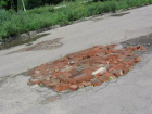 «Кирпичный» бой с ямами на дорогах устроили «потерявшие надежду» жители Ростовской области