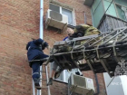 Пьяный мужчина повис на водосточной трубе многоэтажного дома в Ростове
