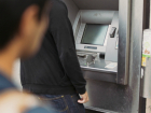 Вооруженный ножом прохожий жутко взволновал снимавшего деньги в банкомате мужчину на улице Ростова