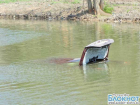В Ростове на пруду автомобиль «Ягуар» ушел под воду вместе с водителем. ФОТО