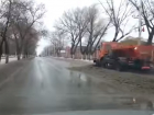 Жителей Новочеркасска возмутила уборка снега с обочин на дорогу