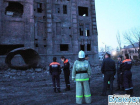 В Донецке под завалами обрушившегося здания до сих пор остается водитель экскаватора