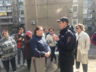 Жители домов на Грибоедовском спуске в Ростове вышли на митинг против двухуровневой парковки