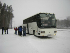 Беременную девушку с голодными пассажирами ростовского автобуса спасли от мороза под Саратовом