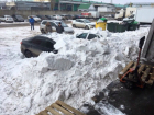 Обрушившаяся с крыши снежная лавина «с горкой» завалила припаркованные автомобили в Ростове