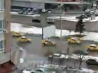 Удивительный свадебный автопробег сигналящих такси в Ростове попал на видео