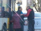 Мстительный водитель автобуса устроил битву с иномаркой за место на остановке в Ростове
