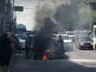 Легковой автомобиль загорелся вместе с водителем во время движения по центру Ростова