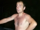 Полураздетый мужчина с «выпавшими» глазами крушил кирпичом автомобили в Ростовской области 