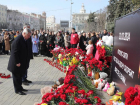 Губернатор Голубев возложил цветы к мемориалу в память о жертвах теракта в «Крокусе»