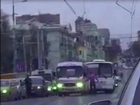 Жесткая разборка маршрутчика с битой и водителя легкового авто в центре Ростова попала на видео
