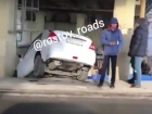 Фатальное падение иномарки с моста на скользкой дороге в Ростове горожане высмеяли и сняли на видео