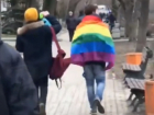 Разгуливающий с флагом геев и лесбиянок парень разозлил ростовчан