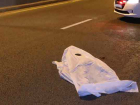 Загадочно блуждающий по проезжей части мужчина погиб под колесами Volkswagen под Ростовом