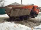 В Ростове КамАЗ коммунальщиков провалился в яму. Фото