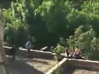 Серия взрывов прогремела на крыше дома в Ростове и попала на видео