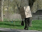 Стеснительный «социопат» разгуливал по улице Ростова с картонной коробкой на голове