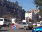 В центре Ростова троллейбус перекрыл движение