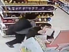 Дерзкая кража конфет мужчиной в супермаркете Ростова попала на видео