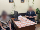 За взятку в 300 тысяч рублей 55-летняя ростовчанка хотела «купить» права и попалась полиции