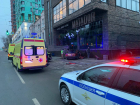 В центре Ростова Audi врезалась в автобус и в ресторан