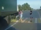 Шокирующее видео: пешеходы чудом избежали наезда «бешеной» фуры в Ростове