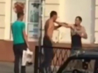 Кулачная драка «щуплых» уличных бойцов рассмешила жителей Ростова и попала на видео
