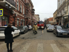 Из-за припаркованных машин пожарные не смогли подъехать к горящему в центре Ростова дому