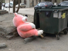Огромный розовый медведь у контейнера вызвал бурные эмоции жителей Ростова 