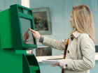 Зевающая у банкомата жительница Ростова нелепо "проворонила" свою месячную зарплату 