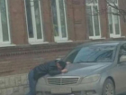 "Плач Ярославны" устроил на припаркованном автомобиле страдалец из Ростова