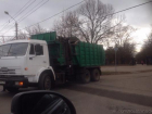 В Ростове из-за столкновения КАМАЗа с двумя легковушками перекрыто движение 