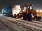 Донские сотрудники ГИБДД помогли КАМАЗу выбраться из снега