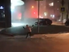 Уносимые штормовым ветром прохожие на заснеженной улице Ростова попали на видео