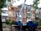 Разрушенный взрывом дом в Таганроге восстанавливают под проливным дождем
