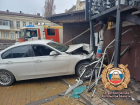 В Ростове водителю BMW стало плохо за рулем и он врезался в стену дома на Ворошиловском