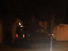 Суровый гусеничный УАЗ на темной улице Ростова испугал автолюбителей на видео