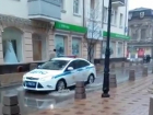 Огромная лужа в центре Ростова возмутила пешеходов и попала на видео