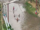 Грязе-дождевому курорту детей у подъезда позавидовали ростовчане на видео