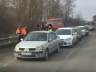 Массовое ДТП с иномарками и отечественными авто в Ростове спровоцировало пробку и попало на видео
