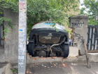 В Ростове женщина перепутала педали и на машине снесла бетонный забор